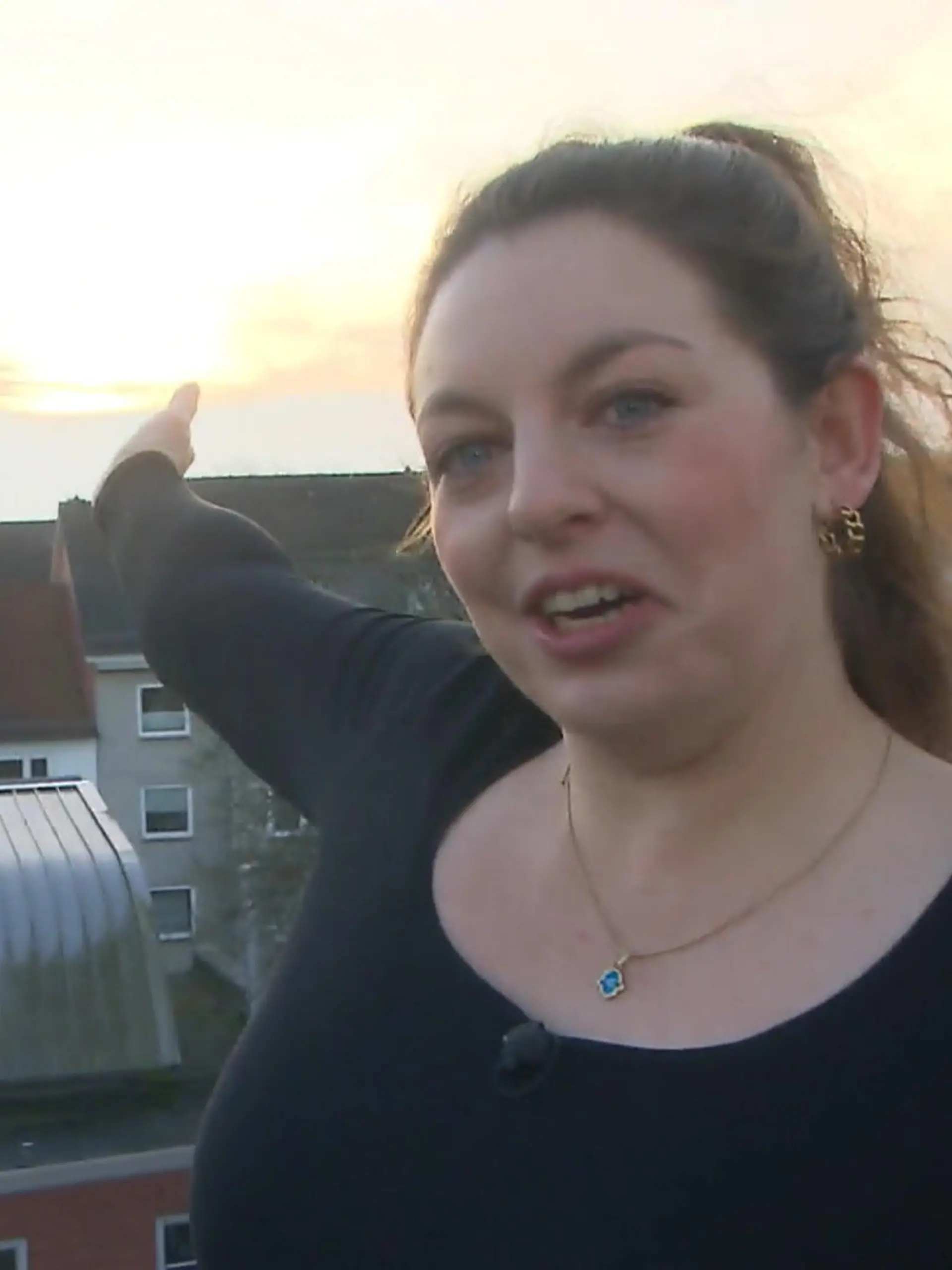 Das perfekte Dinner: Gastgeberin Jessica steht auf einer Terrasse und zeigt auf die Aussicht