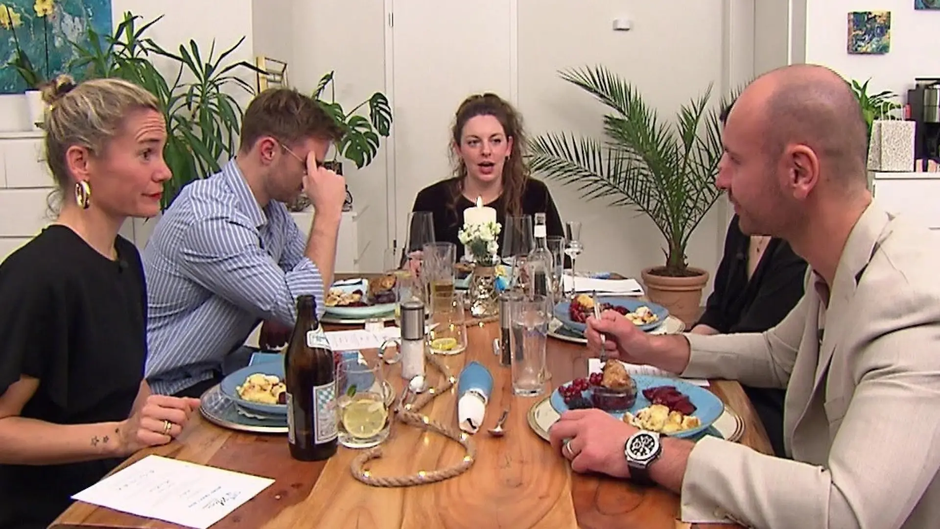 Das perfekte Dinner: Jessica und ihre Gäste sitzen am Esstisch beim Dinner