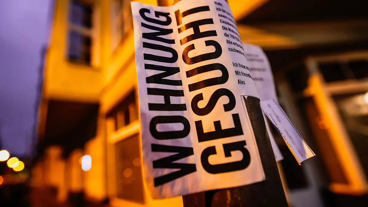 Besonders in großen Städten gestaltet sich die Suche nach Wohnraum oft schwierig. Betrüger nutzen das gerne aus, um Wohnungssuchende übers Ohr zu hauen.