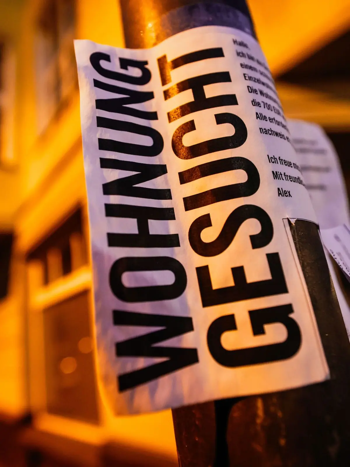 Besonders in großen Städten gestaltet sich die Suche nach Wohnraum oft schwierig. Betrüger nutzen das gerne aus, um Wohnungssuchende übers Ohr zu hauen.