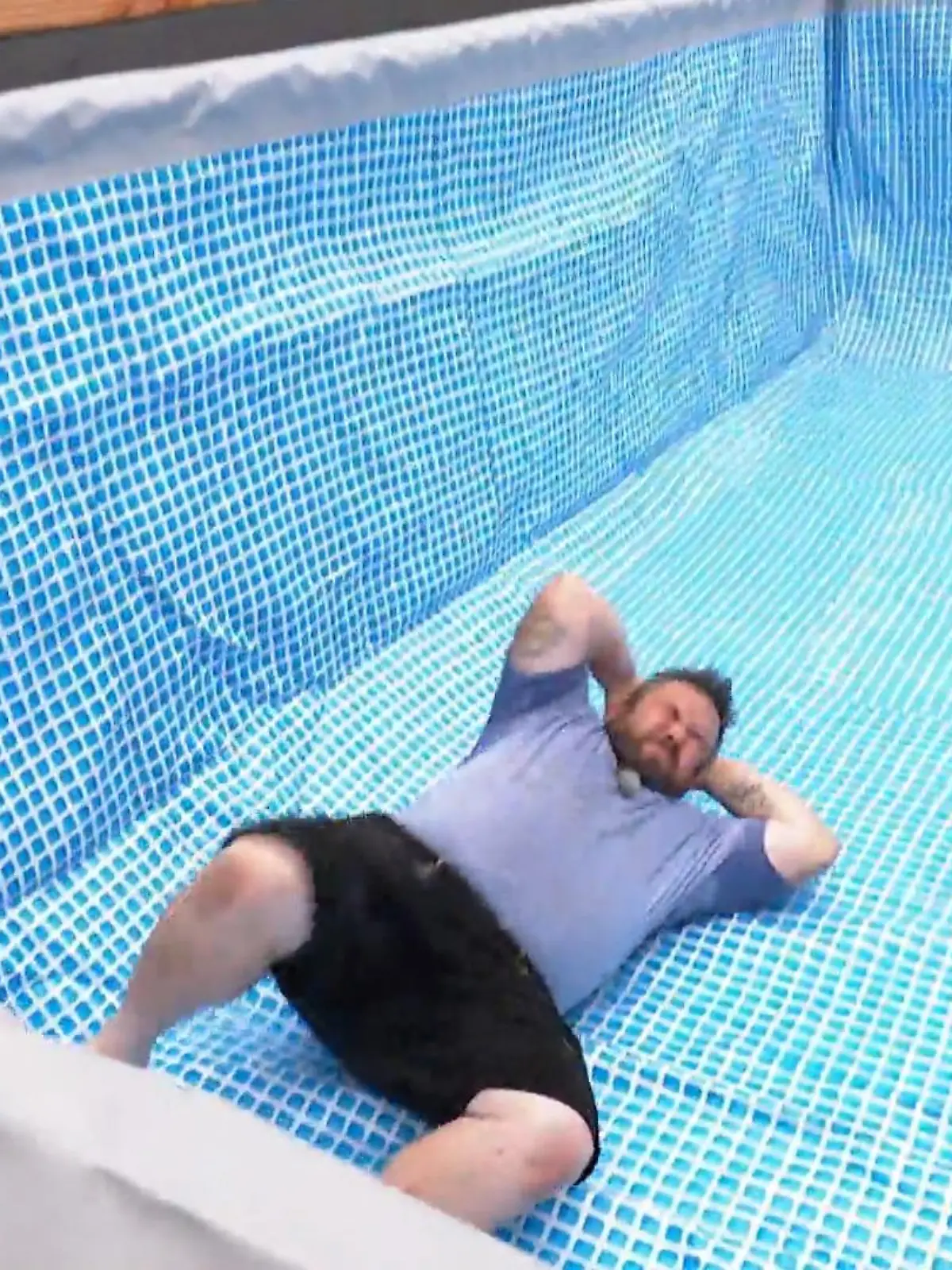 Bild zu: "Michel ist die Lust am Pool vergangen"