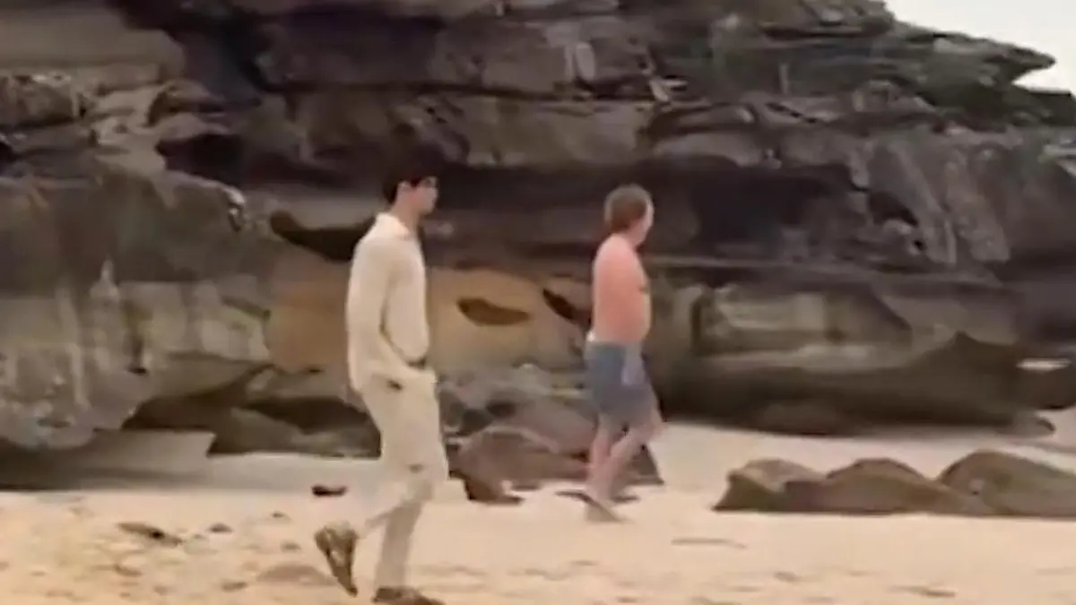 Oberkörperfrei Modenshow gecrashed – Badegast wird ungewollt selbst zum Star! Am Strand in Sydney