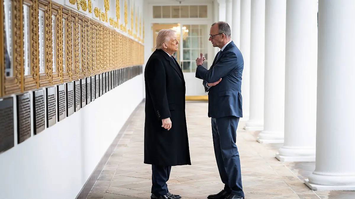Trump (l.) greift Merz (r.) noch mal online an. (Archivbild)