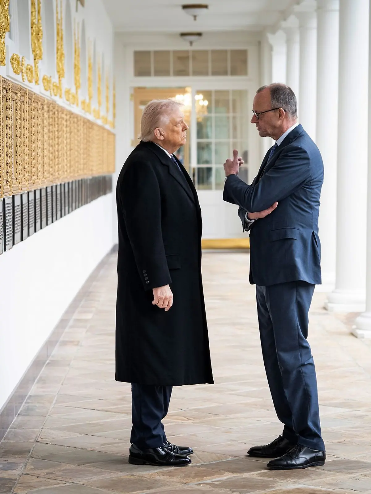 Trump (l.) greift Merz (r.) noch mal online an. (Archivbild)