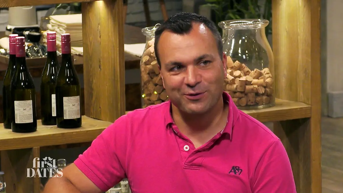 First Dates - Ein Tisch für zwei: Mann im pinkfarbenen Poloshirt sitzt an der Bar