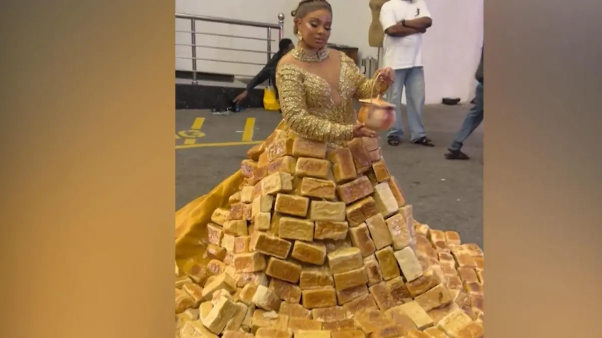500 Laibe am Leib! Reality-Star trägt Kleid aus Brot Roter Teppich wird zur Bäckerei