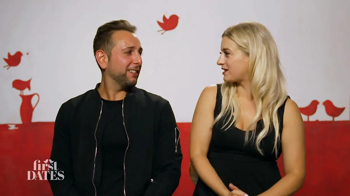 First Dates - Ein Tisch für zwei: Salvatore und Jessi sitzen nebeneinander und schauen sich an