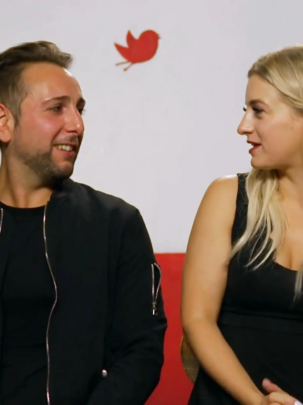 First Dates - Ein Tisch für zwei: Salvatore und Jessi sitzen nebeneinander und schauen sich an