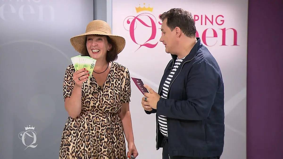 Shopping Queen: Frau im Leopardenmuster-Kleid mit Hut hält 100-Euro-Scheine in der Hand, daneben Guido Maria Kretschmer