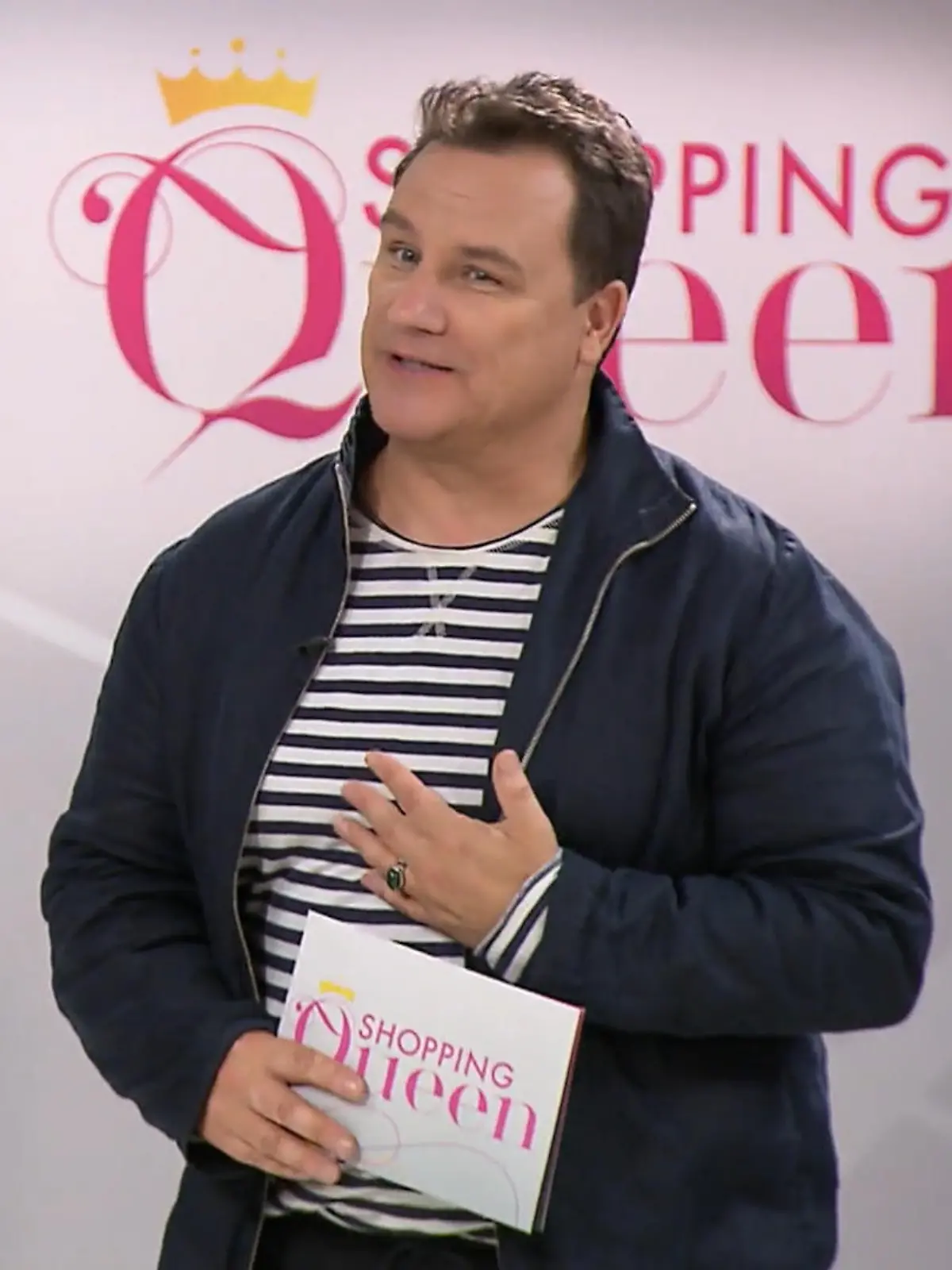 Shopping Queen: Guido Maria Kretschmer mit Moderationskarten in der Hand