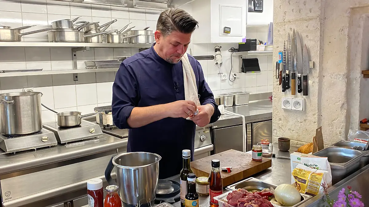 Kitchen Impossible: Tim Mälzer arbeitet konzentriert in einer Küche