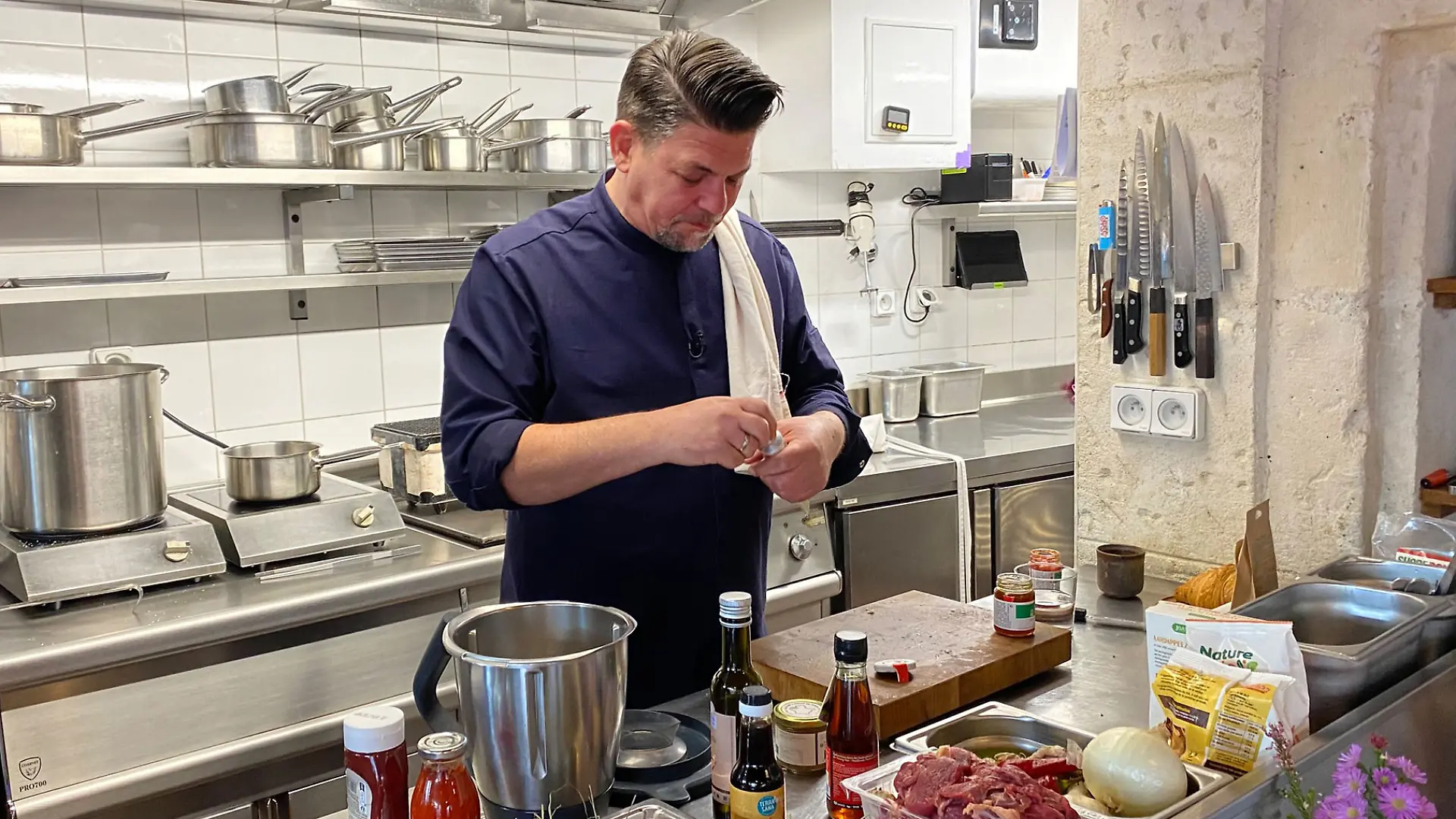 Kitchen Impossible: Tim Mälzer arbeitet konzentriert in einer Küche