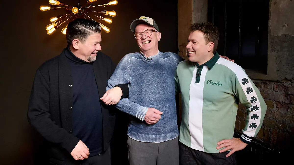Kitchen Impossible: Tim Mälzer hat sich bei Helmut Rachinger eingehakt., der hält seinen Sohn Philip im Arm