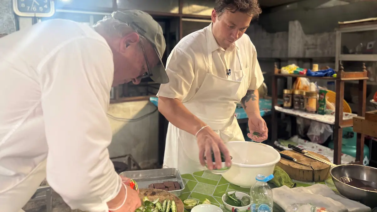 Kitchen Impossible: Vater und Sohn Rachinger kochen in einer thailändischen Garküche