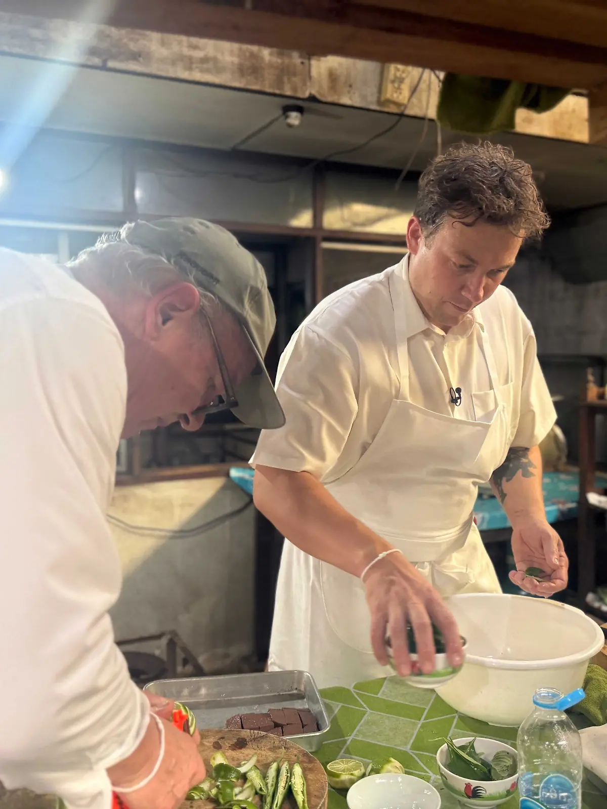 Kitchen Impossible: Vater und Sohn Rachinger kochen in einer thailändischen Garküche