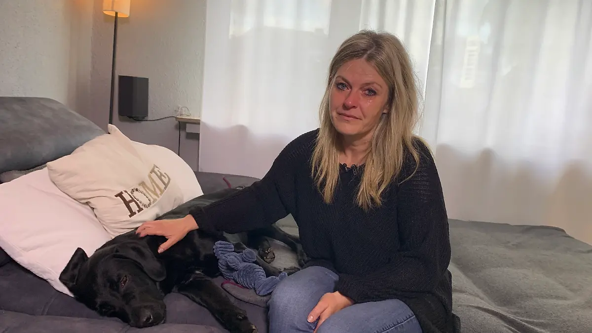Susanne Stieger bit ihrem Hund Boon 