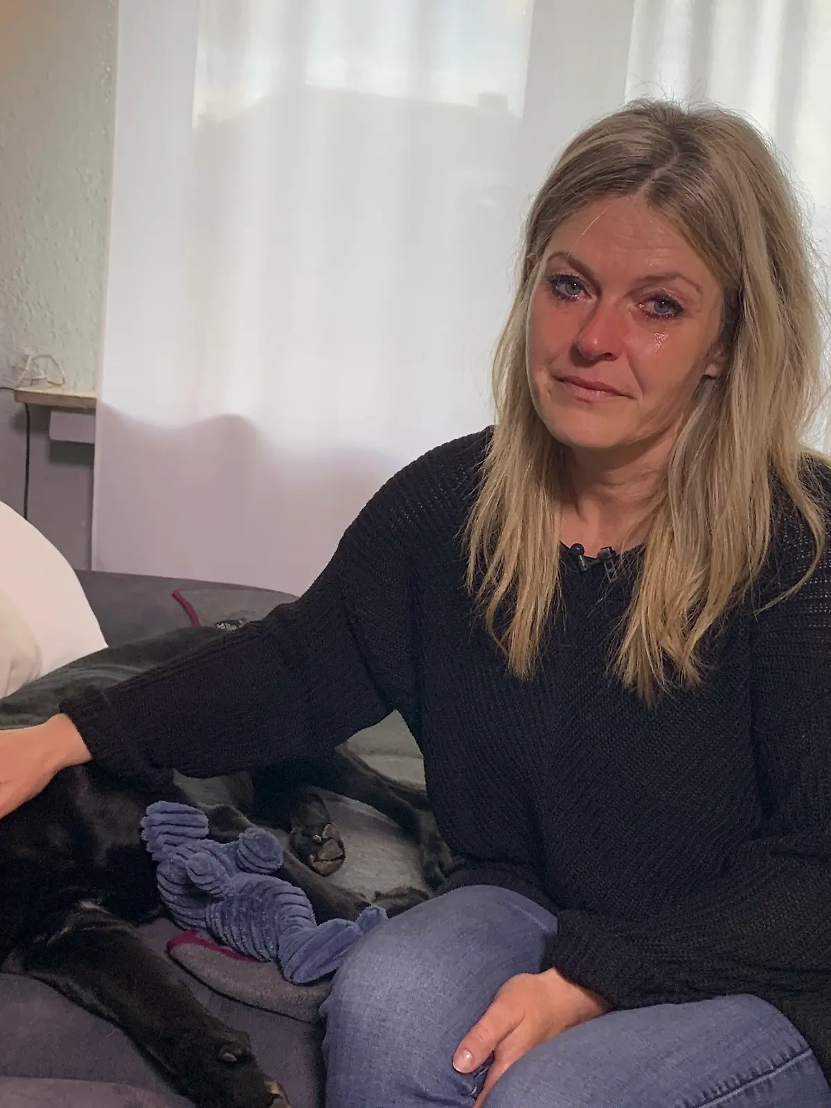 Susanne Stieger bit ihrem Hund Boon 