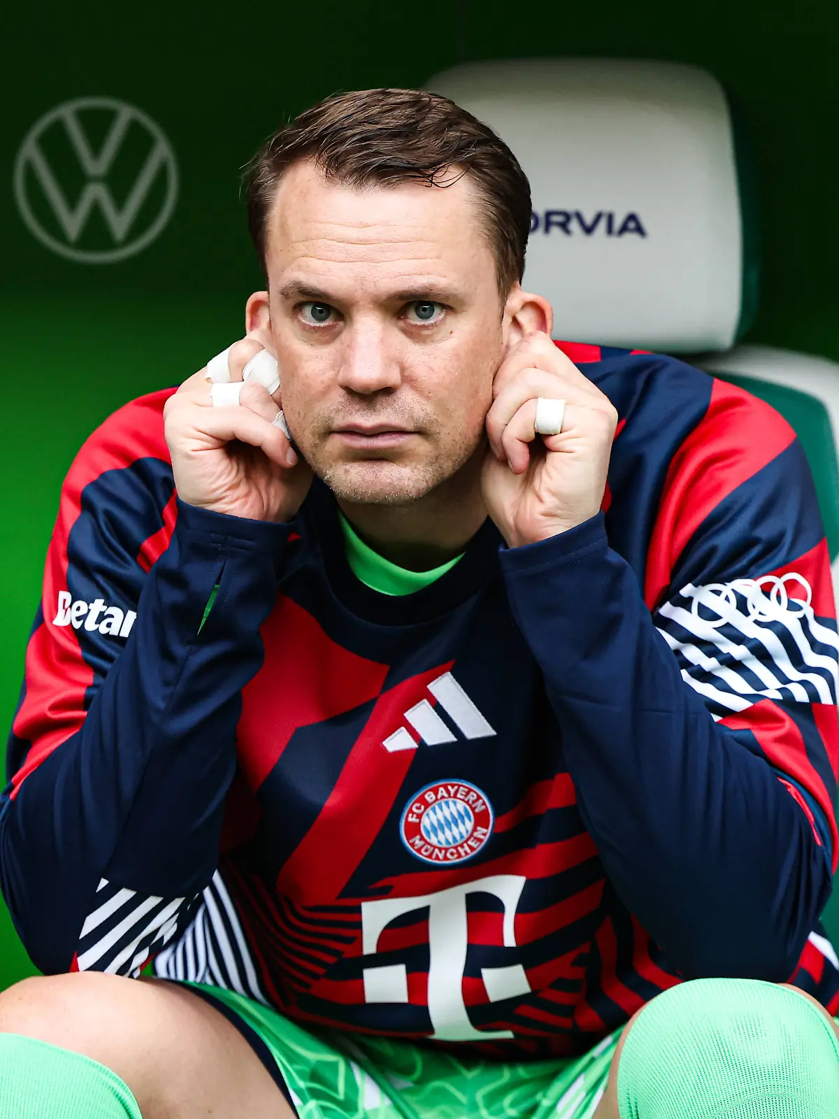 Torwart Manuel Neuer FC Bayern München,1 - 1 Fussball Bundesliga Saison 2025-2026 Punktspiel VfL Wolfsburg vs. FC Bayern München in der Volkswagen Arena in Wolfsburg - Fussball,Deutschland,Mann,Männer,09.05.2026 *** Goalkeeper Manuel Neuer FC Bayern Munich,1 1 Soccer Bundesliga Season 2025 2026 Point Match VfL Wolfsburg vs FC Bayern Munich at the Volkswagen Arena in Wolfsburg Soccer,Germany,Man,Men,09 05 2026