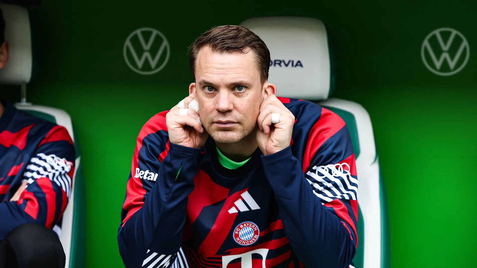 Torwart Manuel Neuer FC Bayern München,1 - 1 Fussball Bundesliga Saison 2025-2026 Punktspiel VfL Wolfsburg vs. FC Bayern München in der Volkswagen Arena in Wolfsburg - Fussball,Deutschland,Mann,Männer,09.05.2026 *** Goalkeeper Manuel Neuer FC Bayern Munich,1 1 Soccer Bundesliga Season 2025 2026 Point Match VfL Wolfsburg vs FC Bayern Munich at the Volkswagen Arena in Wolfsburg Soccer,Germany,Man,Men,09 05 2026