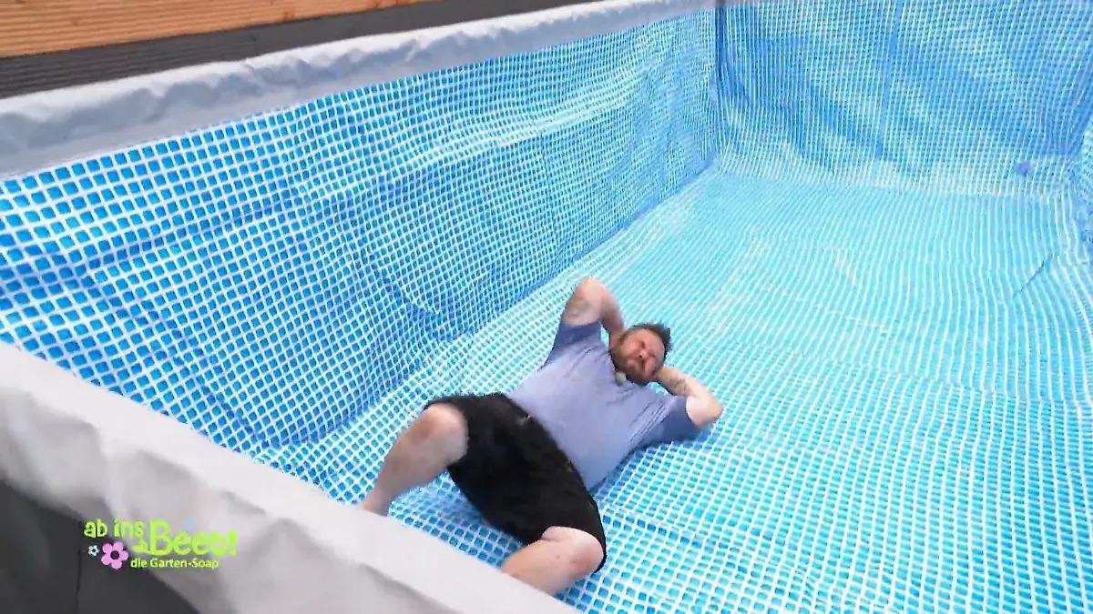 Ab ins Beet: Michel liegt rücklinks im leeren Pool und hält sich die Hände an den Kopf