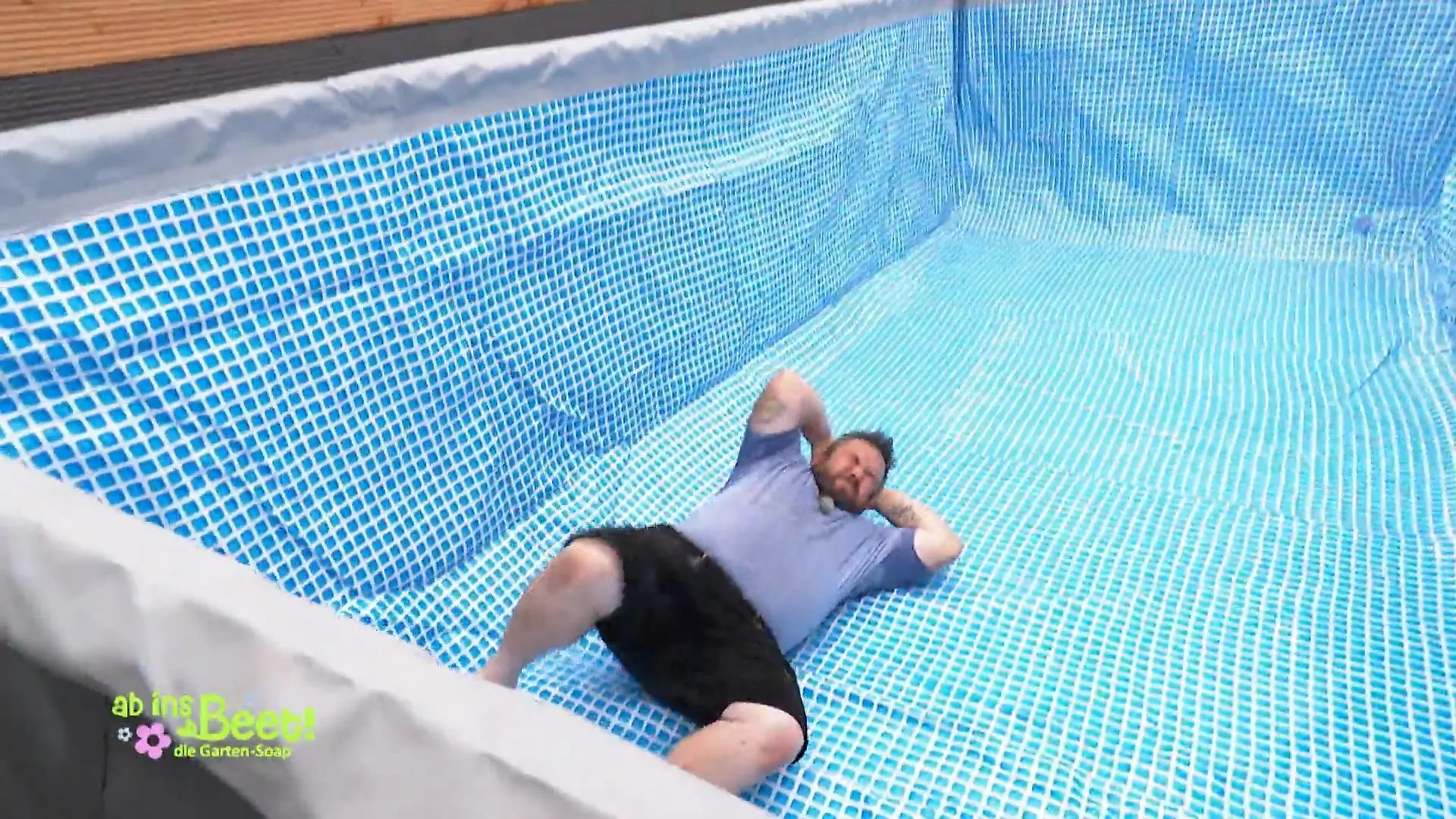 Ab ins Beet: Michel liegt rücklinks im leeren Pool und hält sich die Hände an den Kopf