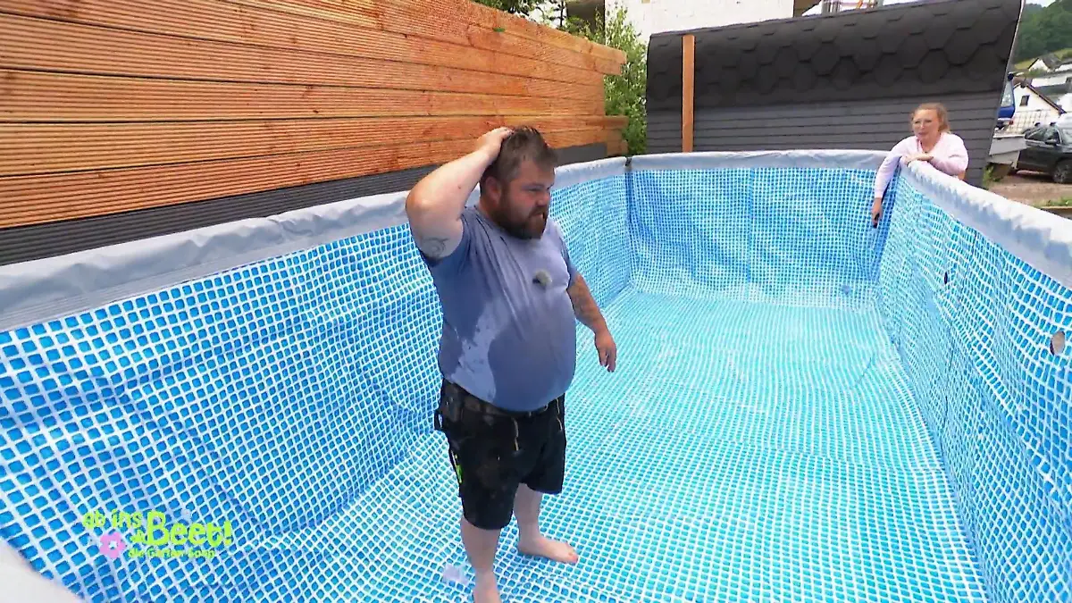 Ab ins Beet: Michel steht nach seinem Sturz wieder im Pool und hält sich noch mit einer Hand den Kopf