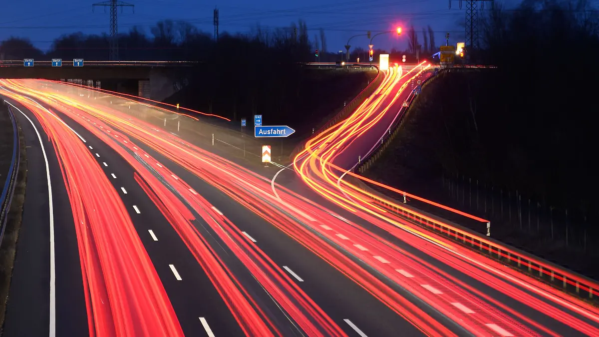 Viele Spuren - viel Verkehr: Wenn dann auch noch die Streifen gewechselt werden, wird's schnell unübersichtlich und riskant.