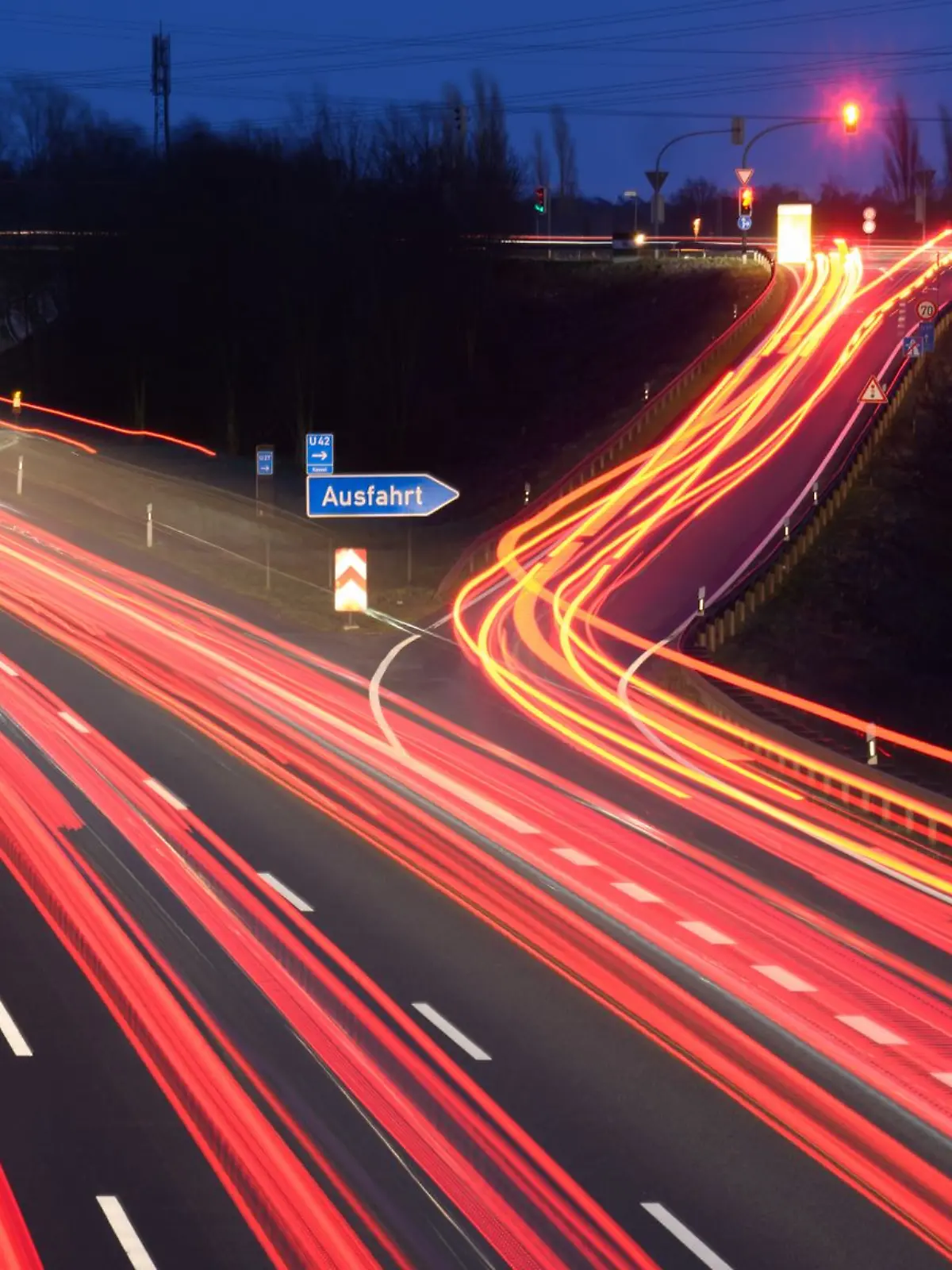 Viele Spuren - viel Verkehr: Wenn dann auch noch die Streifen gewechselt werden, wird's schnell unübersichtlich und riskant.