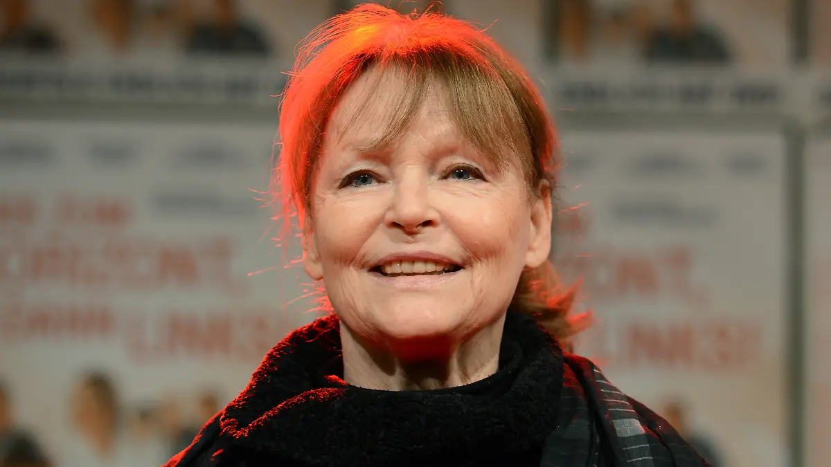 Die Schauspielerin Angelica Domröse posiert am 13.12.2012 in Berlin bei einer Autogrammstunde anlässlich des DVD-Starts des Films "Bis zum Horizont, dann links!" im Alexa-Einkaufszentrum. In der Komödie über alte Menschen, die ein Flugzeug entführen, spielt Angelica Domröse die Hauptrolle. Der Film lockte über 200.000 Besucher in die Kinos. Foto: Jens Kalaene/dpa