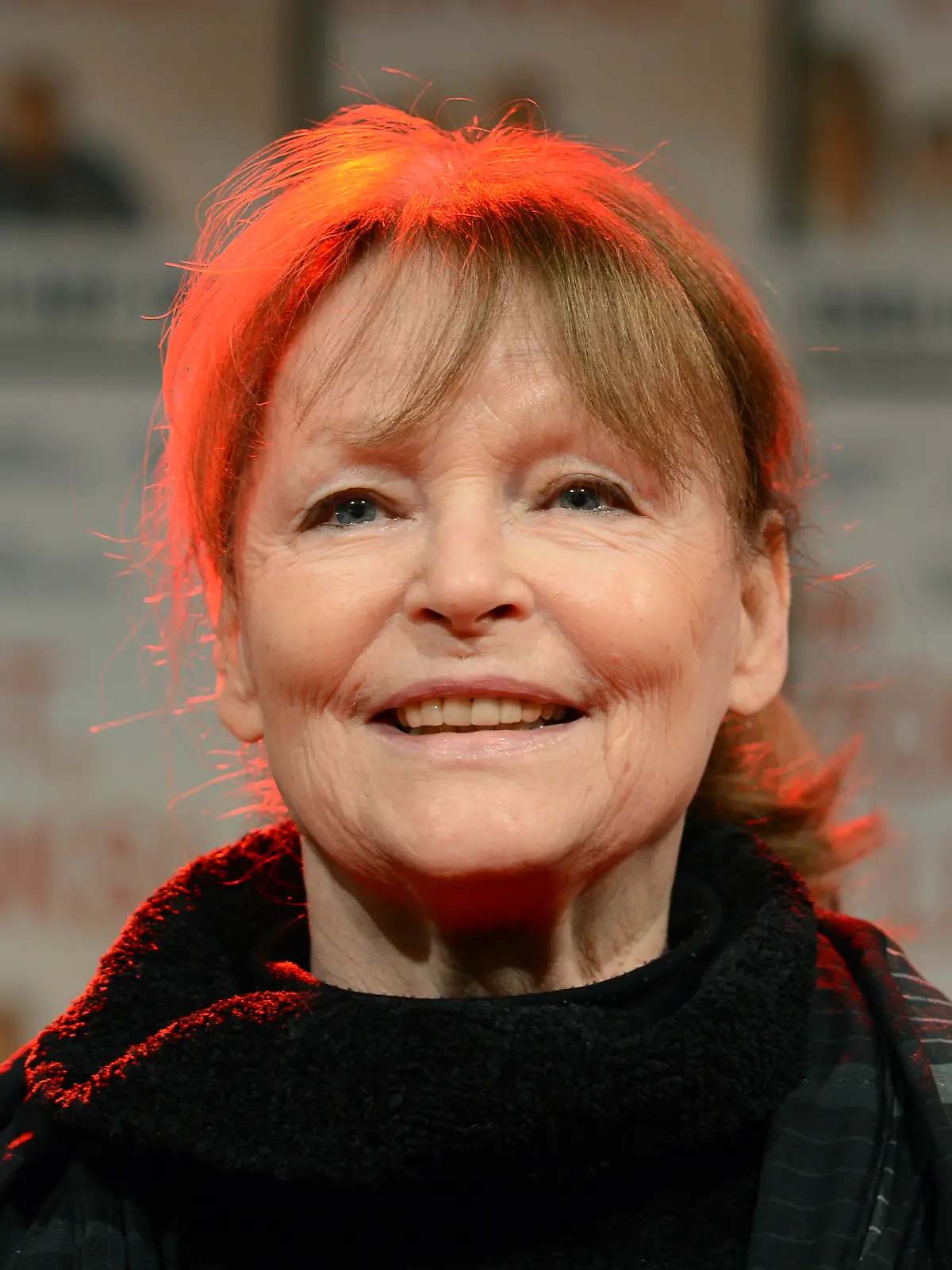 Die Schauspielerin Angelica Domröse posiert am 13.12.2012 in Berlin bei einer Autogrammstunde anlässlich des DVD-Starts des Films "Bis zum Horizont, dann links!" im Alexa-Einkaufszentrum. In der Komödie über alte Menschen, die ein Flugzeug entführen, spielt Angelica Domröse die Hauptrolle. Der Film lockte über 200.000 Besucher in die Kinos. Foto: Jens Kalaene/dpa