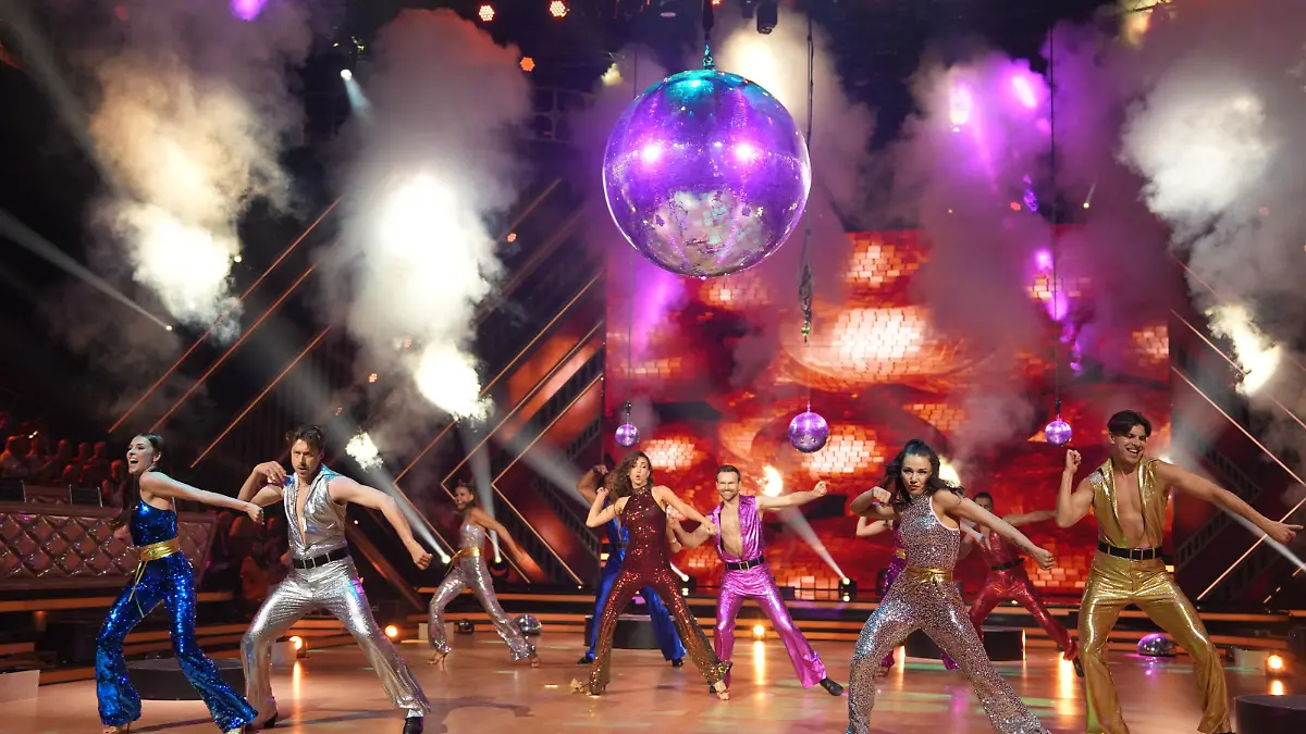 So spektakulär eröffnen die Profis das Viertelfinale Disco-Fieber in "Let's Dance"-Show 10