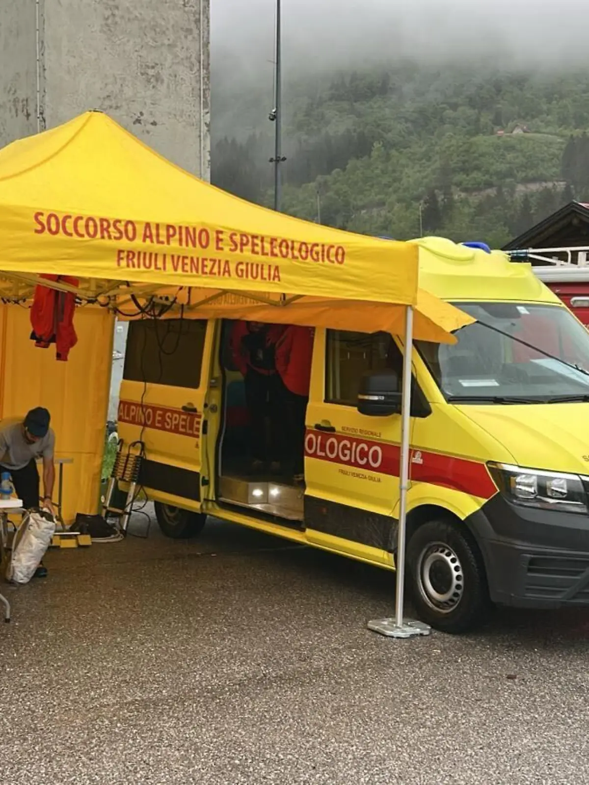 Von diesem Basislager aus suchen die italienischen Berg und Höhenrettung nach den zwei Vermissten.