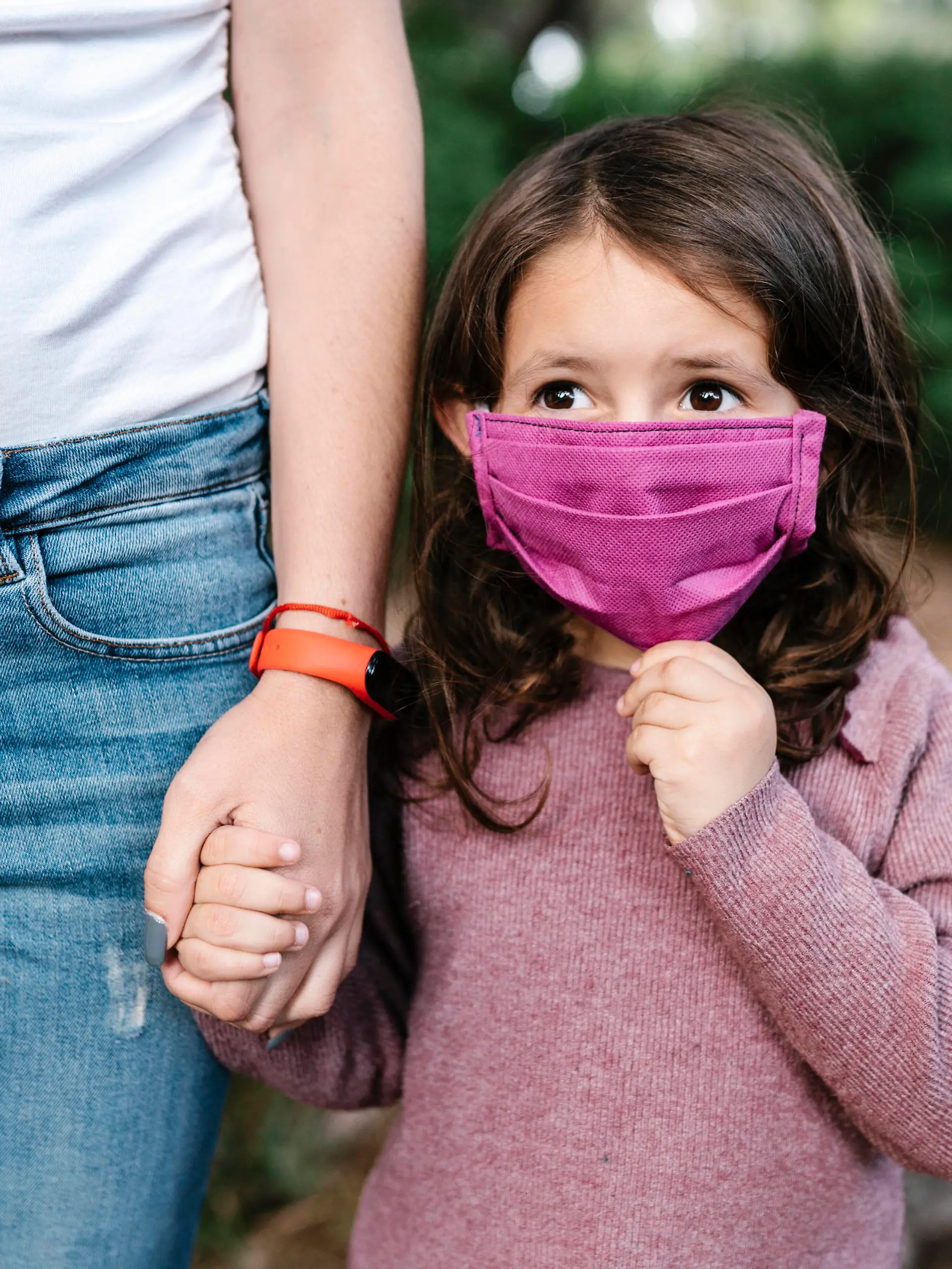  Daughter wearing protective mask and holding hand of her mother model released Symbolfoto EGAF00272