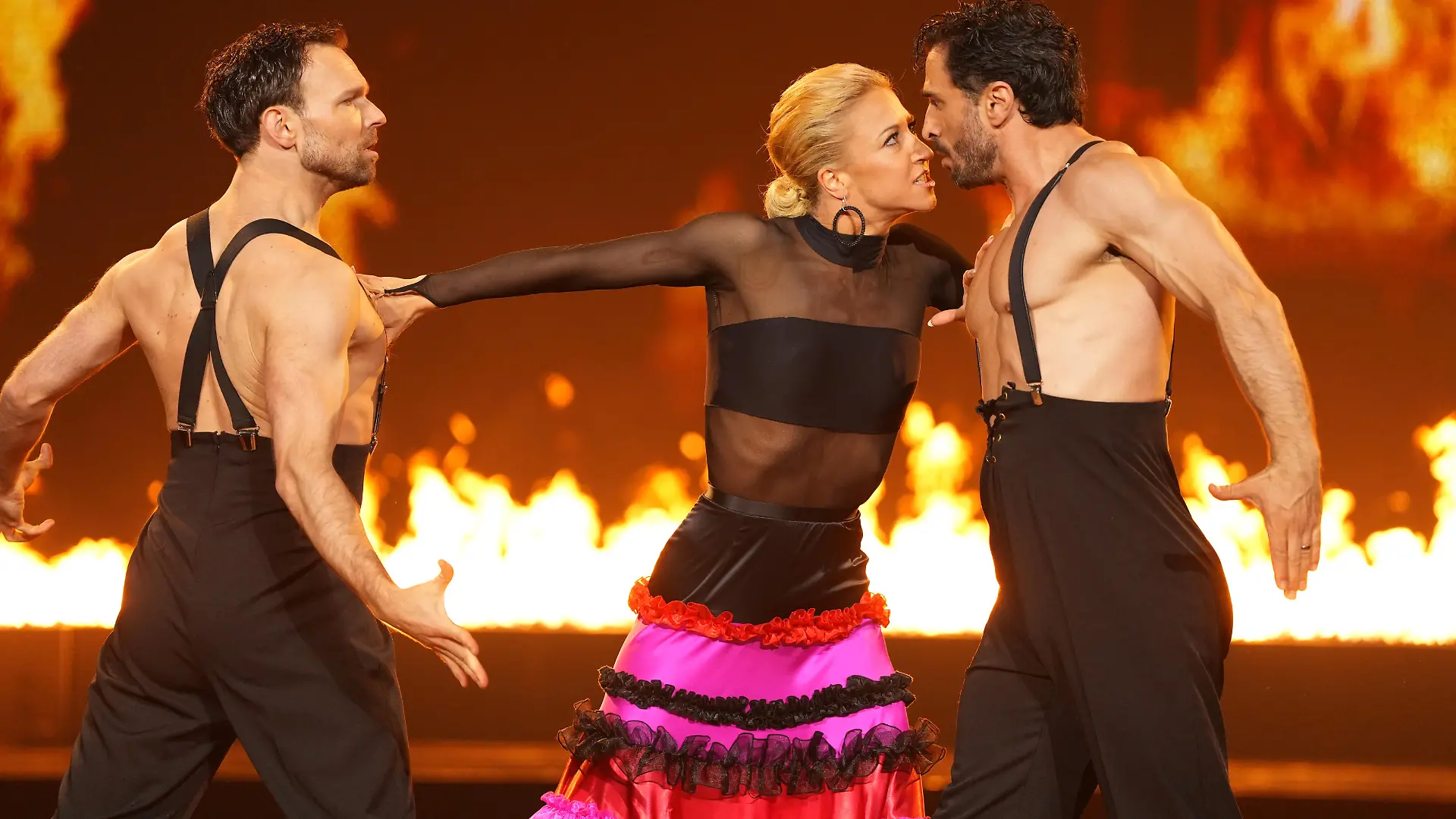 Jan Kittmann, Kathrin und Vadim liefern einen kraftvollen Paso Doble 27 Punkte in Show 10 bei "Lets Dance"