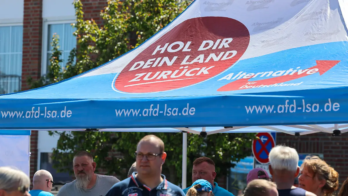 01.05.2026, Sachsen-Anhalt, Schönebeck: "Hol Dir Dein Land zurück" steht auf Zelten der AfD auf dem Europäischen Familienfest der ESN-Partei (Europa der Souveränen Nationen) auf dem Platz der Salzblume. Foto: Peter Gercke/dpa +++ dpa-Bildfunk +++