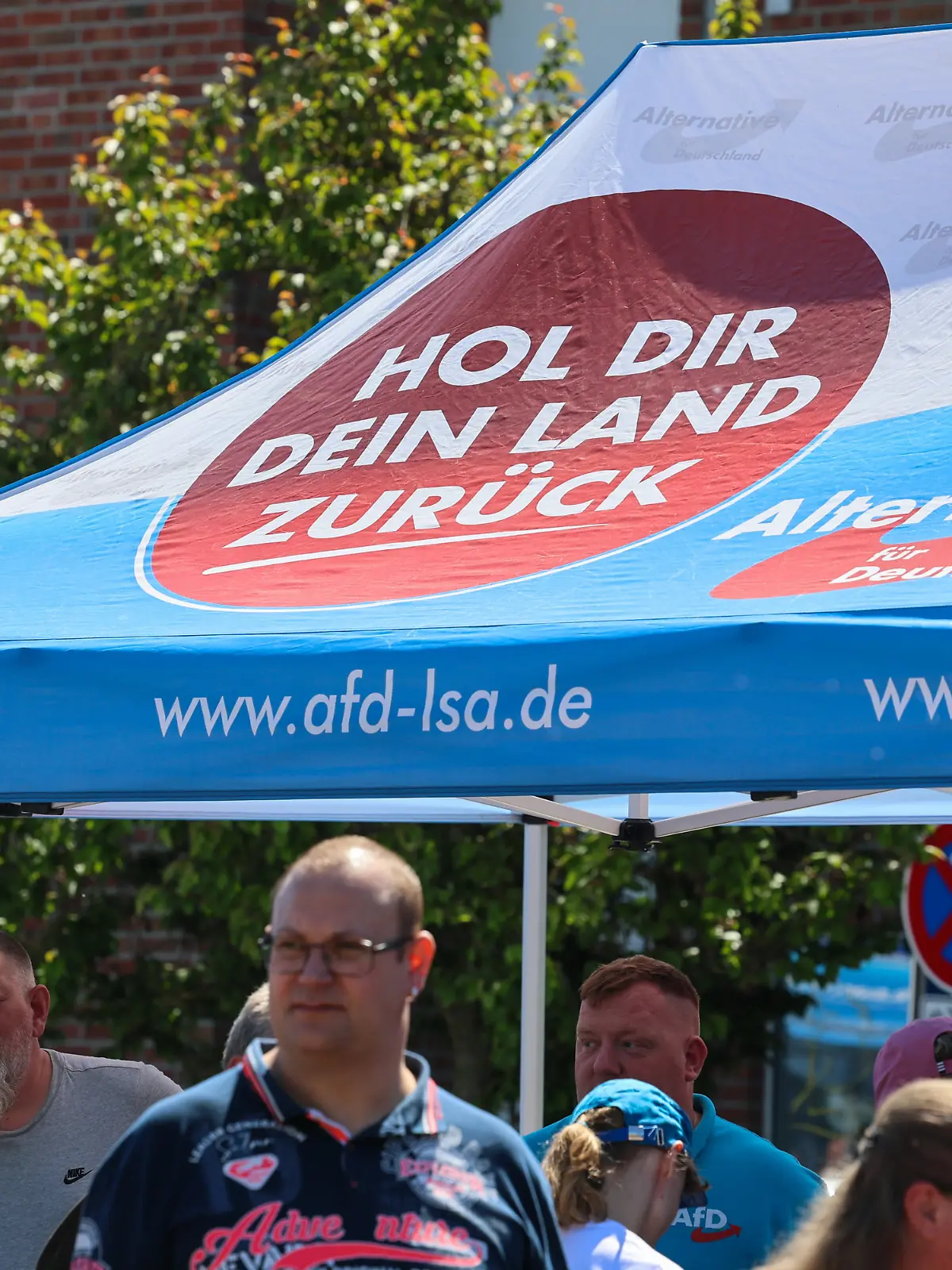01.05.2026, Sachsen-Anhalt, Schönebeck: "Hol Dir Dein Land zurück" steht auf Zelten der AfD auf dem Europäischen Familienfest der ESN-Partei (Europa der Souveränen Nationen) auf dem Platz der Salzblume. Foto: Peter Gercke/dpa +++ dpa-Bildfunk +++