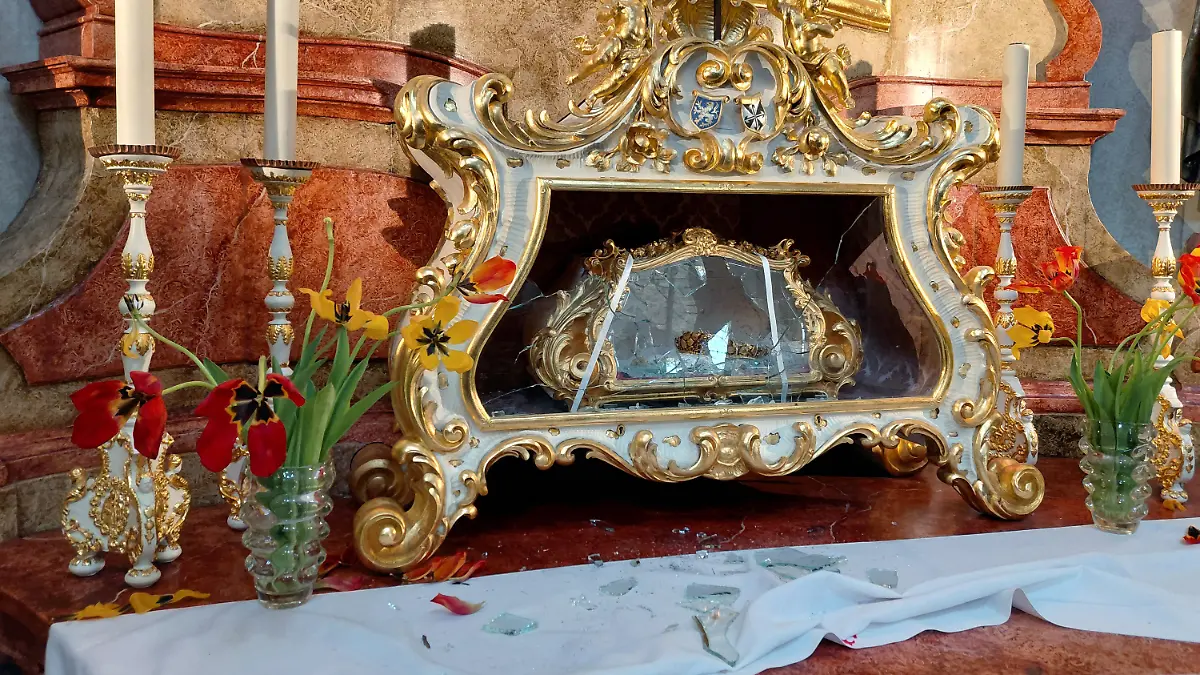 13.05.2026, Tschechien, Jablonné V Podje·tìdí: Blick auf den Seitenaltar, von dem der Schädel der Heiligen Zdislava in der Laurentiuskirche von Jablonne v Podjestedi entwendet wurde. Ihr historischer Wert sei unschätzbar, teilte die Polizei mit. Foto: Marek Kunto·/CTK/dpa +++ dpa-Bildfunk +++