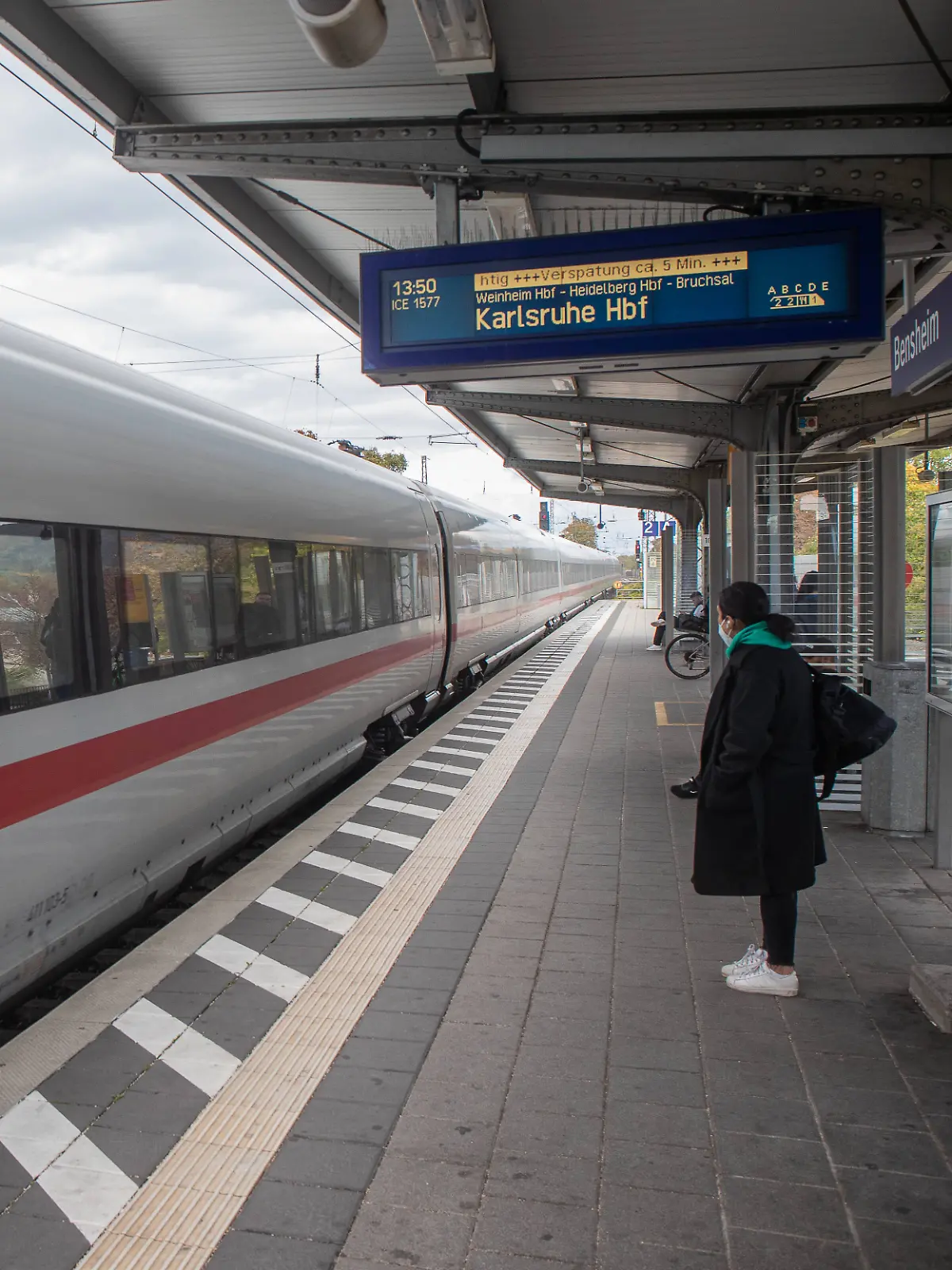 Bild zu: "Passagier schlägt Zugbegleiterin ins Gesicht – Krankenhaus"