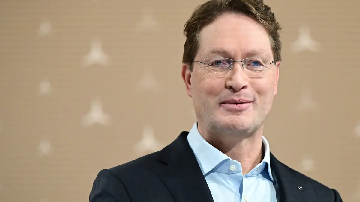 Ola Källenius, Vorstandsvorsitzender der Mercedes-Benz Group AG, steht vor der Bilanz Pressekonferenz vor einem Mercedes-Benz Markenlogo. (zu dpa: «Top-Manager im Südwesten: Wer verdient wie viel?») +++ dpa-Bildfunk +++