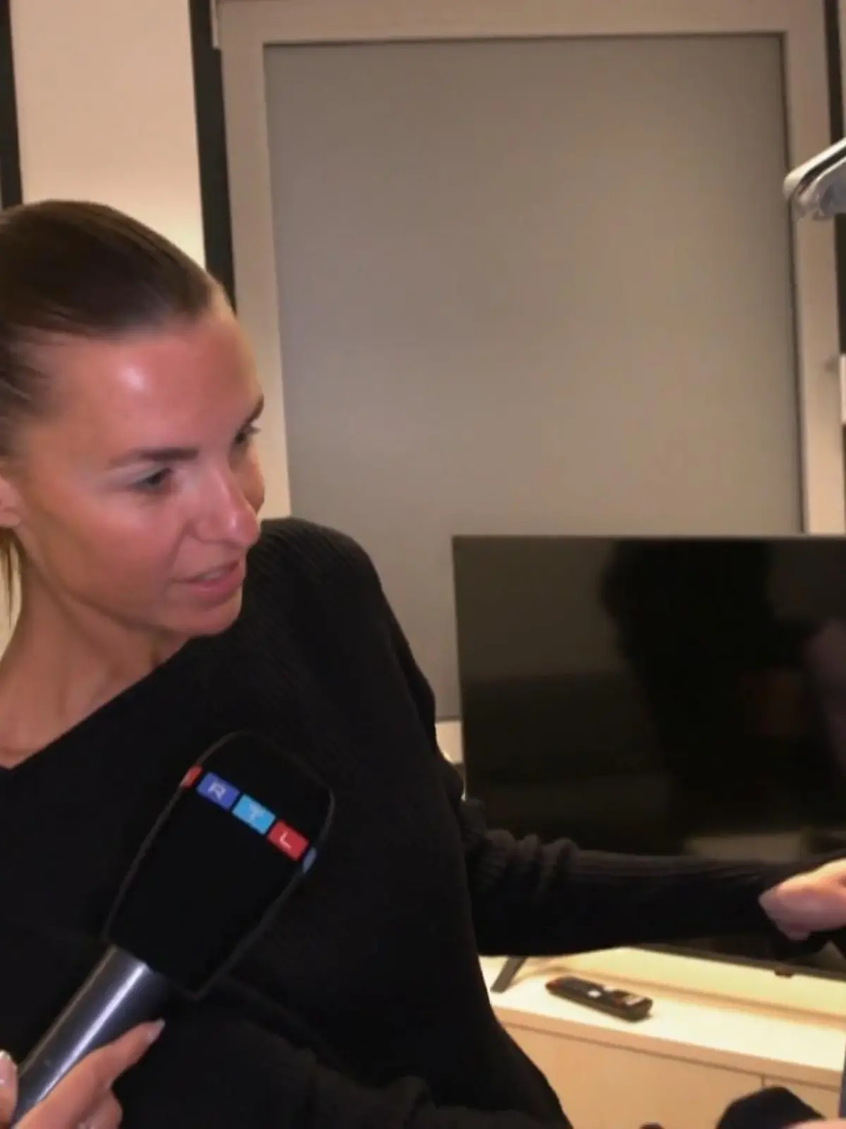 Bild zu: "Backstage mit Laura Wontorra! Wie hat sie sich auf den „Let’s Dance“-Abend vorbereitet?"