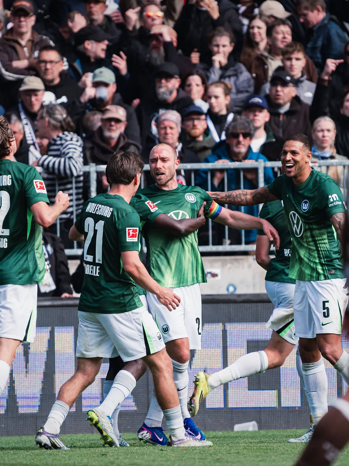 1. Bundesliga: FC St. Pauli vs. VfL Wolfsburg, 16.05.2026 TOR, JUBEL zum 1:2 durch Christian Eriksen VfL Wolfsburg, 24 Fußball, 1. Bundesliga, 34. Spieltag: FC St. Pauli vs. VfL Wolfsburg am 16.05.2026 im Millerntor-Stadion, Hamburg DFL REGULATIONS PROHIBIT ANY USE OF PHOTOGRAPHS AS IMAGE SEQUENCES AND/OR QUASI-VIDEO. *** 1 Bundesliga FC St Pauli vs VfL Wolfsburg, 16 05 2026 GOAL, CHEER for 1 2 by Christian Eriksen VfL Wolfsburg, 24 Soccer, 1 Bundesliga, 34 Matchday FC St Pauli vs VfL Wolfsburg on 16 05 2026 at Millerntor Stadion, Hamburg DFL REGULATIONS PROHIBIT ANY USE OF PHOTOGRAPHS AS IMAGE SEQUENCES AND OR QUASI VIDEO Copyright: xBEAUTIFULxSPORTS/Tonhäuserx