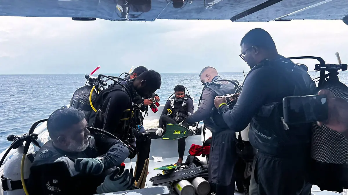 16.05.2026, Malediven, Vaavu-Atoll: Dieses von der Medienabteilung des maledivischen Präsidenten veröffentlichte Bild zeigt Taucher, die sich auf die Suche nach den vier vermissten italienischen Tauchern in der Nähe der Insel Alimathaa im Vaavu-Atoll auf den Malediven vorbereiten. Bei einem Tauchunglück auf den Malediven sind nach Angaben aus Rom fünf Italiener ums Leben gekommen. Foto: Uncredited/Maldives President·s Media Division/AP/dpa +++ dpa-Bildfunk +++