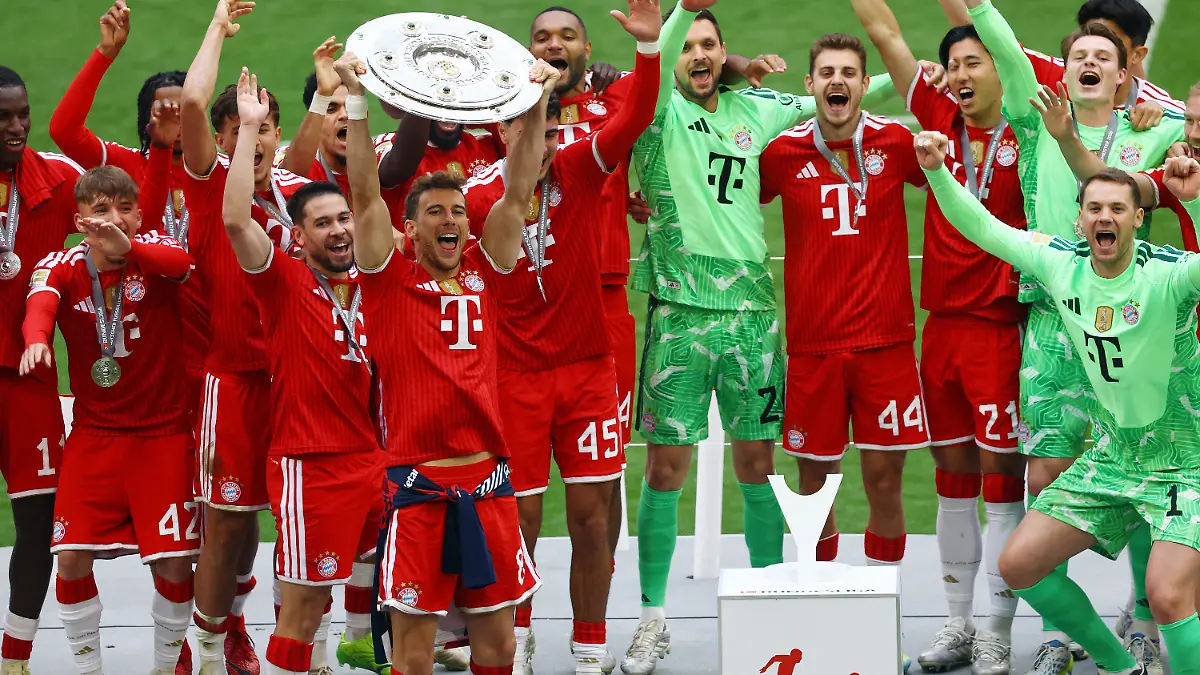 Soccer Football - Bundesliga - Bayern Munich v FC Cologne - Allianz Arena, Munich, Germany - May 16, 2026 Bayern Munich's Leon Goretzka lifts the trophy as he celebrates with teammates after winning the Bundesliga REUTERS/Kai Pfaffenbach DFL REGULATIONS PROHIBIT ANY USE OF PHOTOGRAPHS AS IMAGE SEQUENCES AND/OR QUASI-VIDEO.