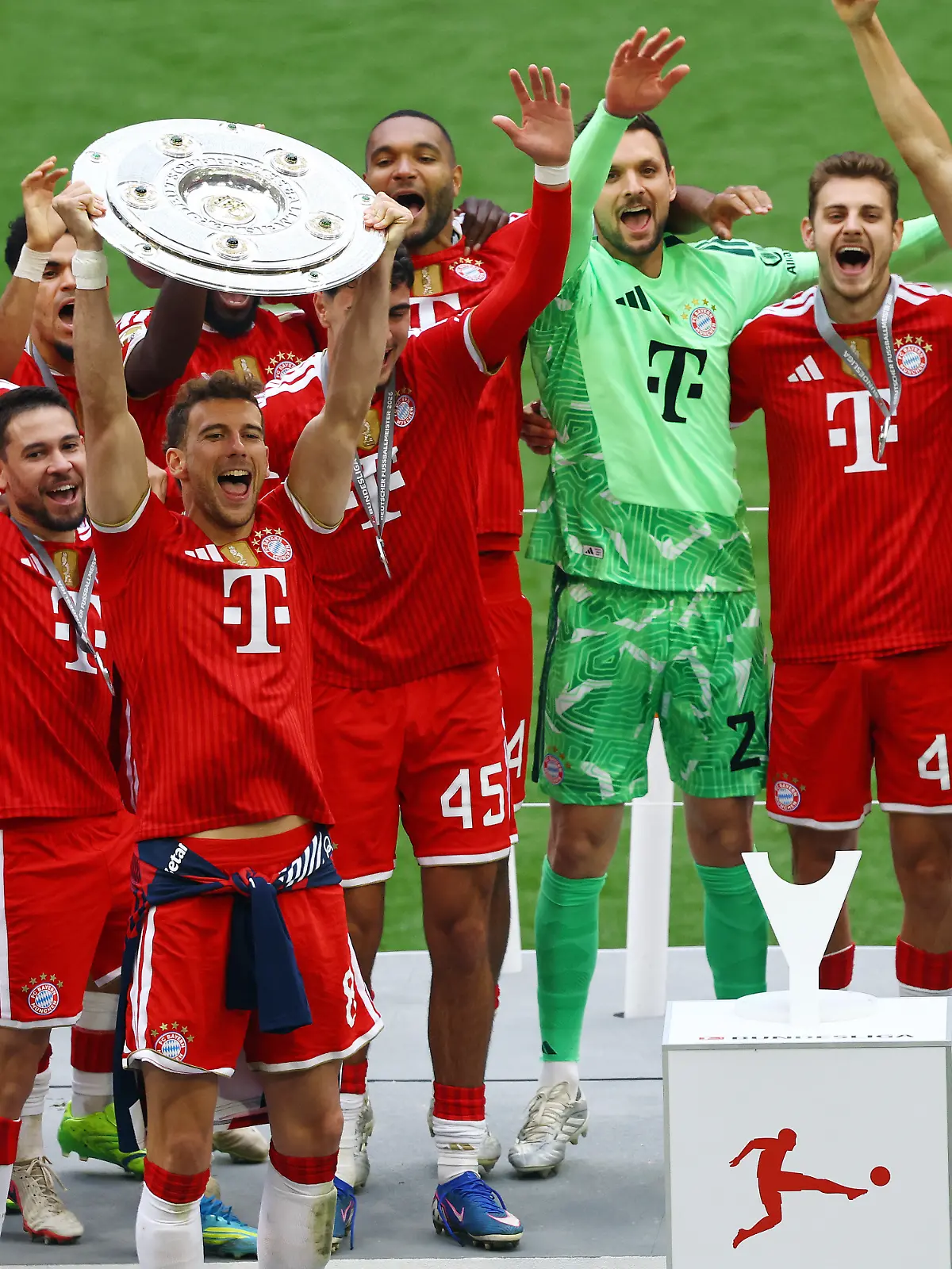 Soccer Football - Bundesliga - Bayern Munich v FC Cologne - Allianz Arena, Munich, Germany - May 16, 2026 Bayern Munich's Leon Goretzka lifts the trophy as he celebrates with teammates after winning the Bundesliga REUTERS/Kai Pfaffenbach DFL REGULATIONS PROHIBIT ANY USE OF PHOTOGRAPHS AS IMAGE SEQUENCES AND/OR QUASI-VIDEO.
