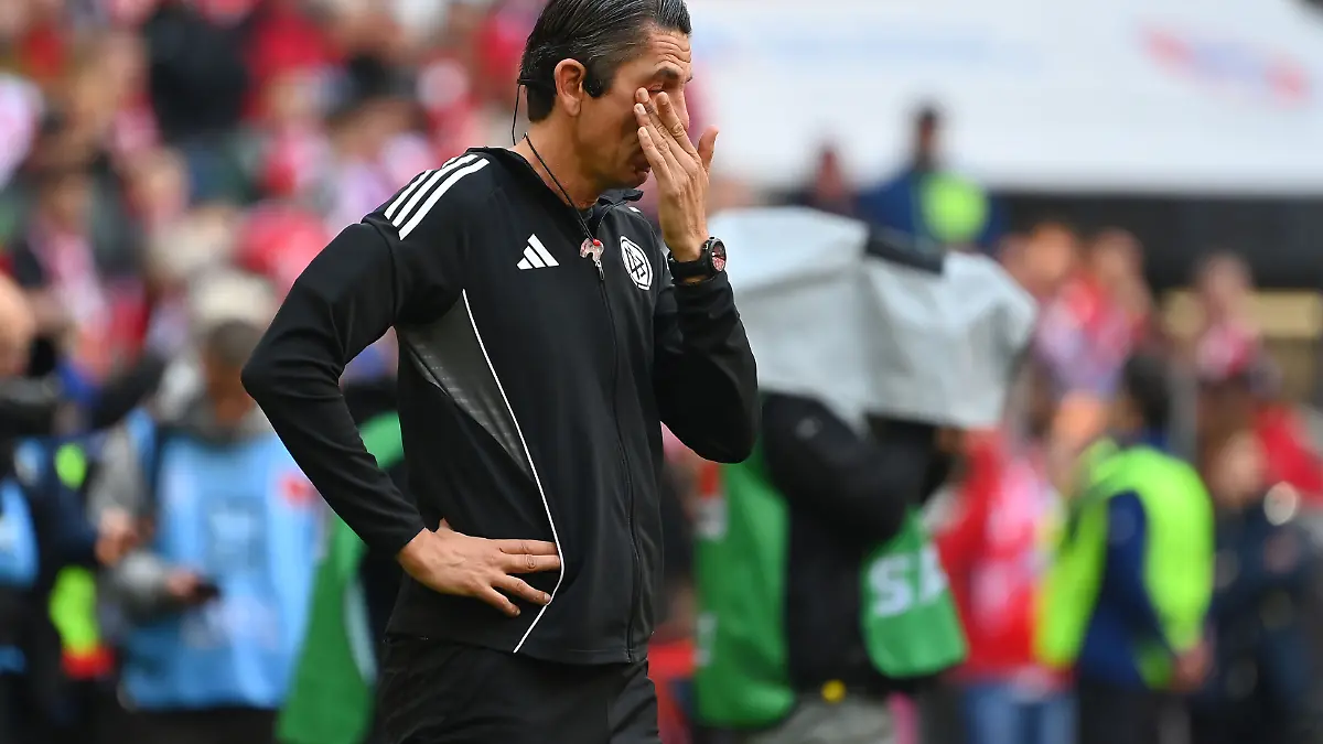 Schiedsrichter Deniz AYTEKIN miz Traenen vor Spielbeginn. Fussball 1. Bundesliga Saison 2025/2026, 34.Spieltag, Spieltag34 FC Bayern Muenchen - 1.FC Koeln am 16.05.2026 , A L L I A N Z A R E N A.
