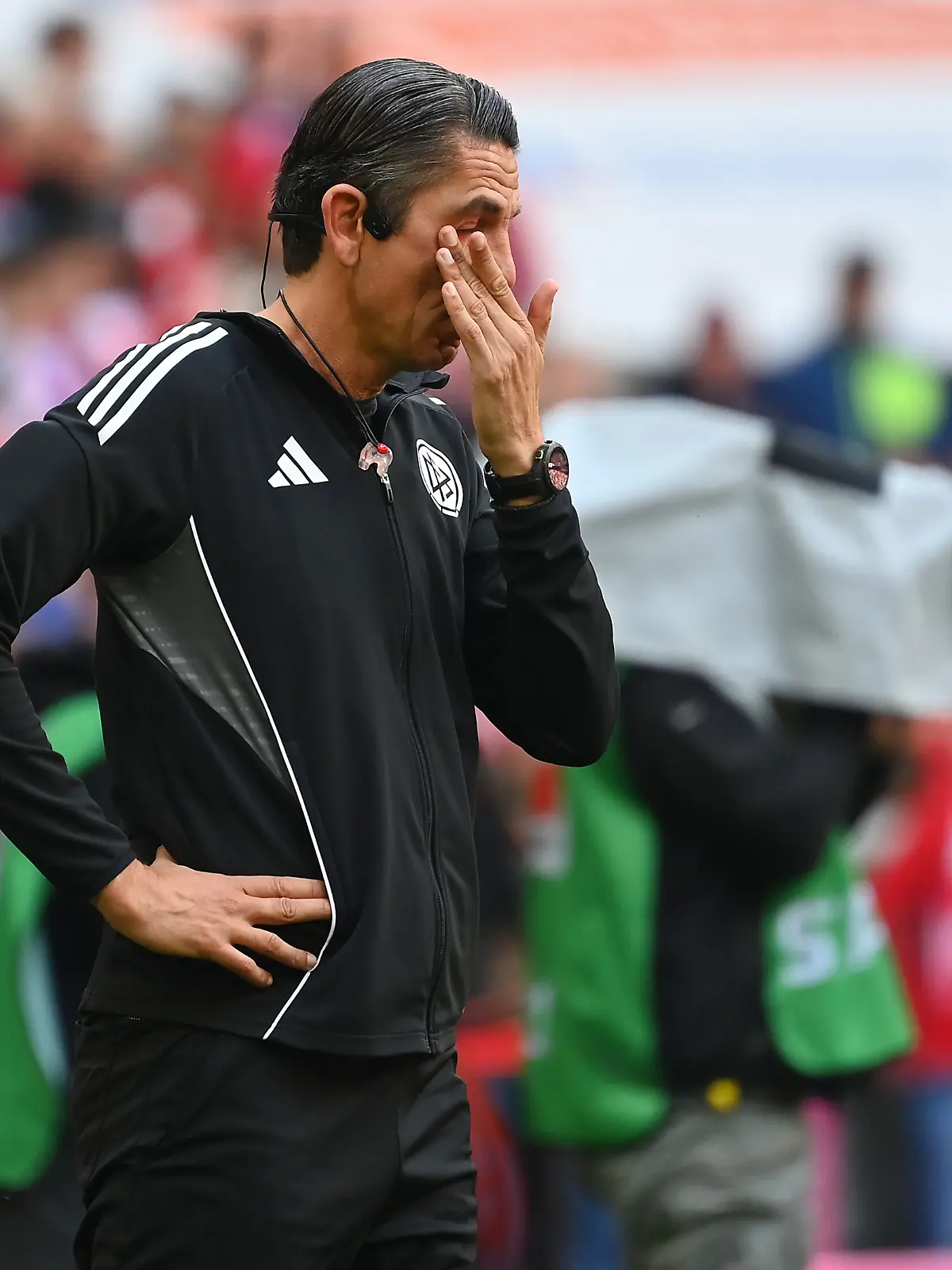 Schiedsrichter Deniz AYTEKIN miz Traenen vor Spielbeginn. Fussball 1. Bundesliga Saison 2025/2026, 34.Spieltag, Spieltag34 FC Bayern Muenchen - 1.FC Koeln am 16.05.2026 , A L L I A N Z A R E N A.