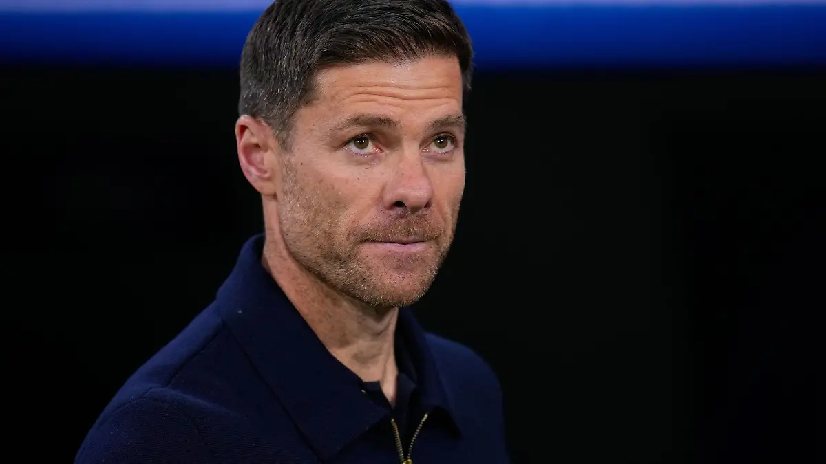 Bald wieder an der Seitenlinie? Trainer Xabi Alonso gilt als heißer Kandidat beim FC Chelsea. (Archivbild)