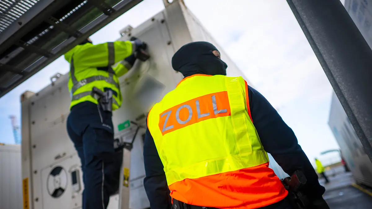 PRODUKTION - 10.04.2026, Bremen, Bremerhaven: Zollbeamte kontrollieren auf dem Gelände vom Container-Terminal Bremerhaven den Inhalt von importierten Containern. (zu dpa: «Einfallstor Hafen - Den Drogen auf der Spur») Foto: Sina Schuldt/dpa +++ dpa-Bildfunk +++