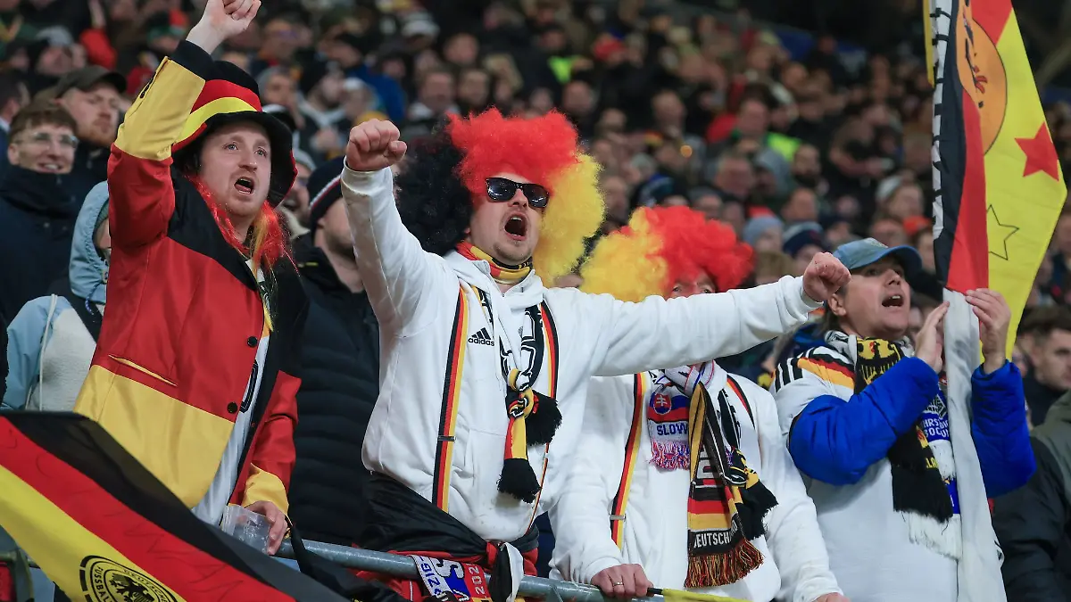 Der Fußball lebt von den Fans, sagt Bundestrainer Julian Nagelsmann. (Archivbild)