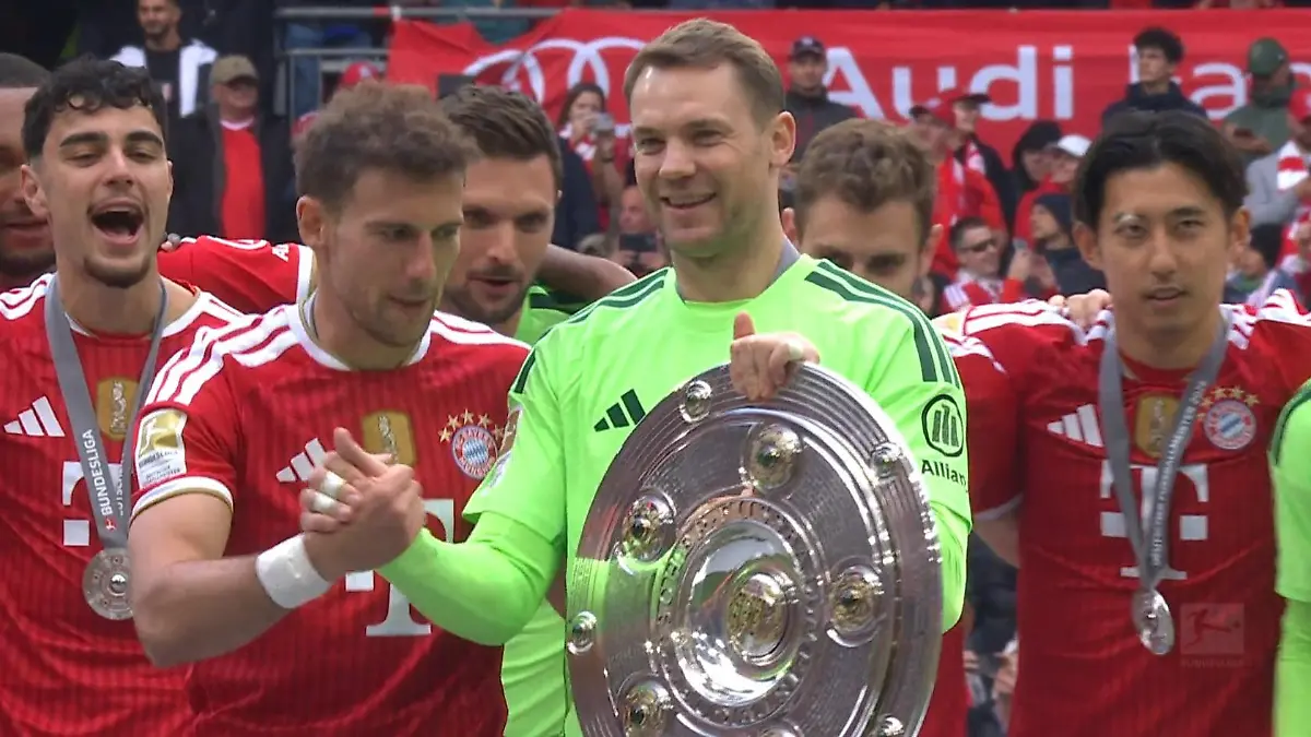 Emotionaler Meister-Moment! Neuer überrascht Teamkollegen mit großer Geste FC Bayern feiert Titel Nummer 35